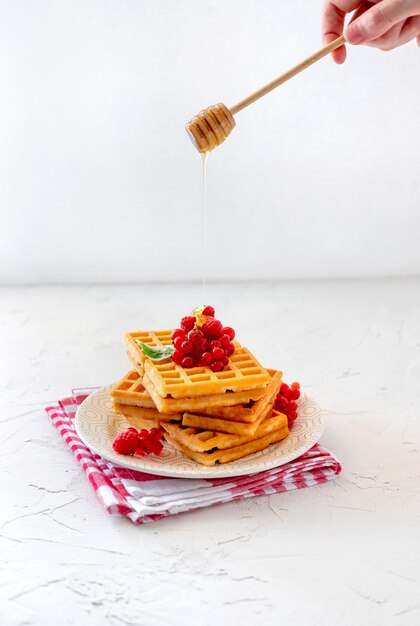 Honing Gieten Over Zelfgemaakte Wafels