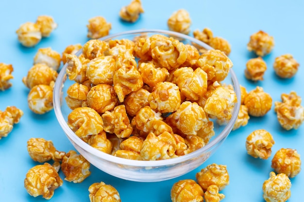 Honing karamel popcorn op blauwe achtergrond