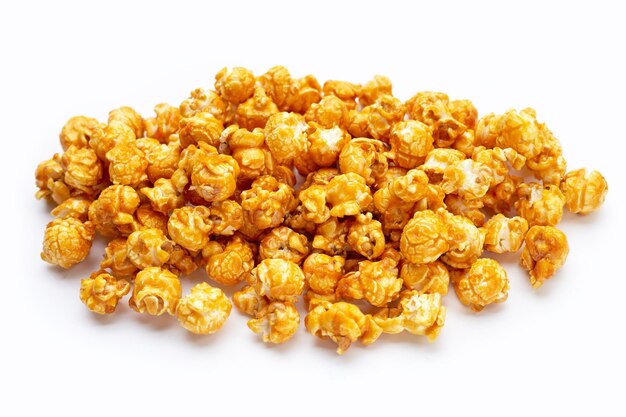 Honing karamel popcorn op witte achtergrond