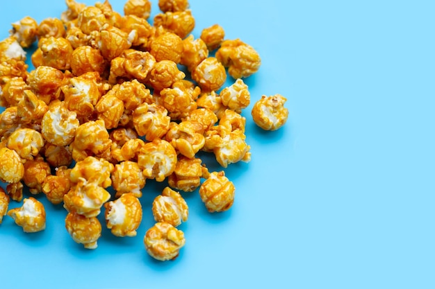 Honing karamel popcorn op witte achtergrond