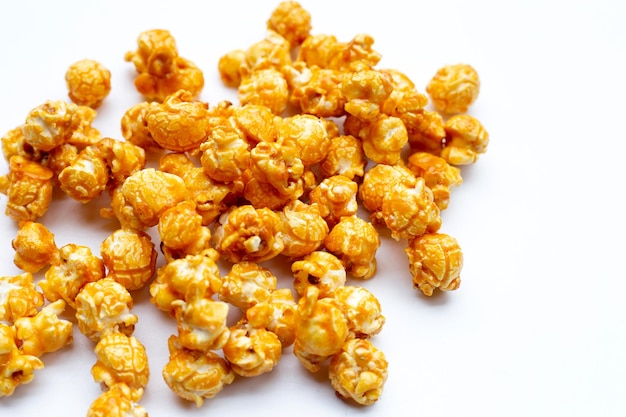 Honing karamel popcorn op witte achtergrond