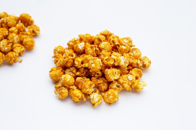 Honing karamel popcorn op witte achtergrond