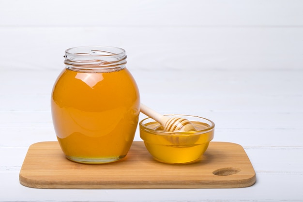 Honing met houten honingdipper op houten tafel