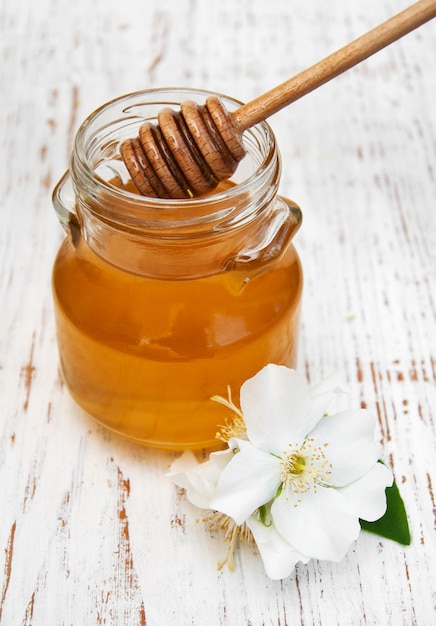 Honing met jasmijnbloemen
