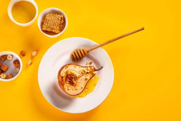 Honing- of marplesiroop geroosterde peren met walnoten Vegetarisch dieet gezondheid heerlijk dessert