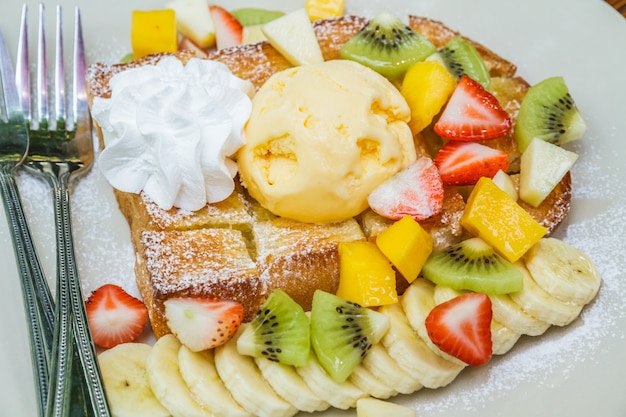 Honing toast met fruit