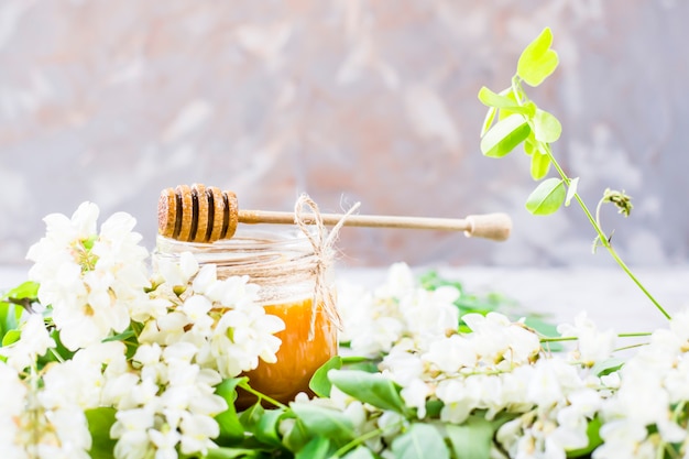 Honing van acacia en andere nectar tussen de bloeiende takken van acacia