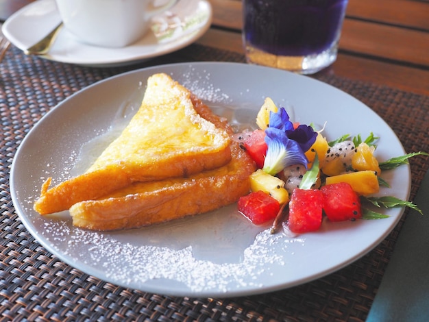 Honingbrood geroosterd en fruitsalade als ontbijt