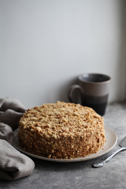 Honingcake op een grijze muur.