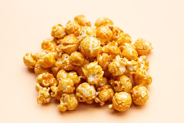 Honingkaramelpopcorn op gele achtergrond