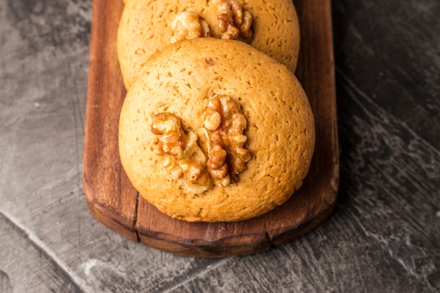 Honingkoekjes met walnoten op een houten raad