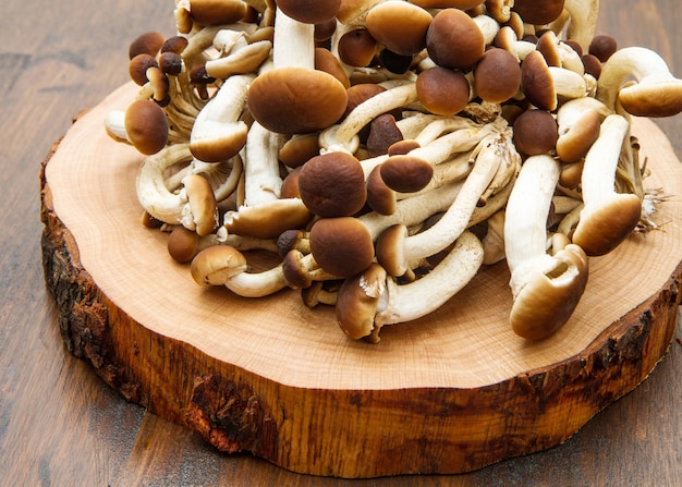 honingpaddestoelen op houten tafel