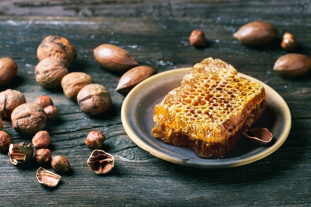 Honingraat en noten