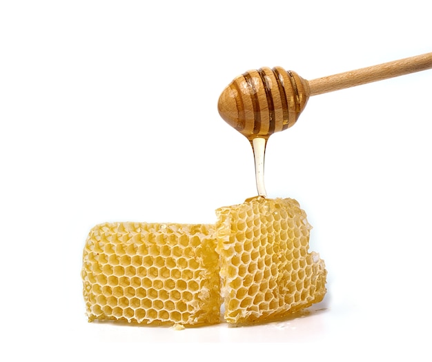 Honingraten van bijen gevuld met honing op een wit