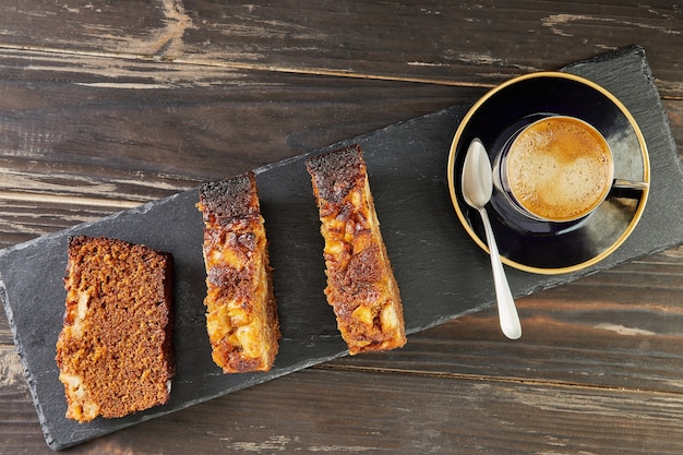 Foto honingtaart met appels en kopje koffie in de buurt. franse gastronomische keuken. plat leggen