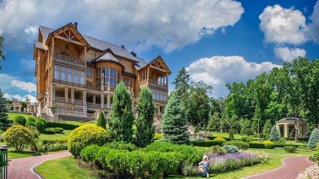 Honka of het belangrijkste houten huis in de Mezhyhirya Residence, Kiev, Oekraïne, op een zonnige zomerdag