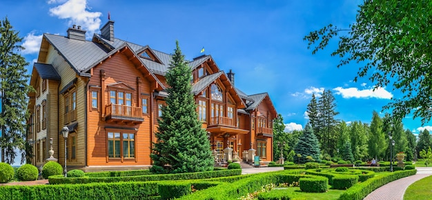 Honka of het belangrijkste houten huis in de mezhyhirya residence, kiev, oekraïne, op een zonnige zomerdag