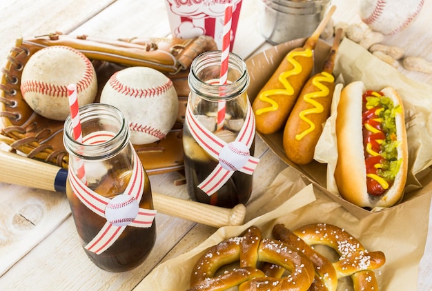 Honkbal feest eten met ballen en handschoen op een houten tafel.
