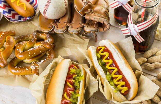 Honkbal feest eten met ballen en handschoen op een houten tafel.