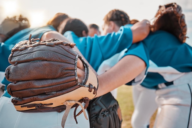 Honkbalmensen en sportteam samen voor kruipen bij wedstrijdspel op veld voor motiverende ondersteuning Professionele meisjesatleet-softbalgroep bereidt zich voor om buitentoernooi te spelen met strategiegesprek