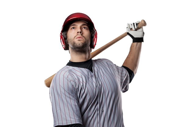 Foto honkbalspeler in rood uniform, op een witte achtergrond.