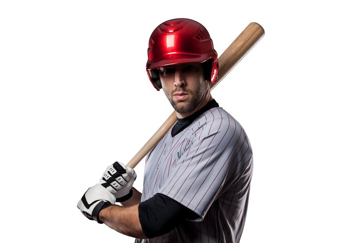 Honkbalspeler in rood uniform, op een witte achtergrond.