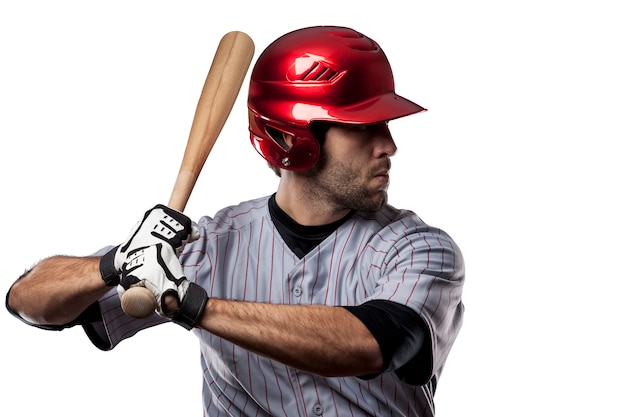 Honkbalspeler in rood uniform, op een witte achtergrond.