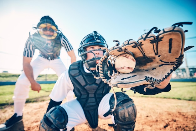 Honkbalspelers en mannen op veldhandschoenen en bal voor wedstrijdtraining en fitness Mit mannelijke atleet en jongens buitensportkleding en training voor wellnessbalans en gezonde levensstijl