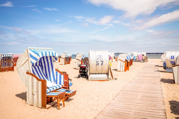 Foto sedie con cappuccio sulla spiaggia contro il cielo