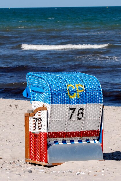 Photo hooded chairs on beach