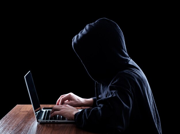 Hooded computerhacker die informatie steelt