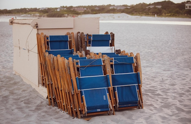 Hooded stoelen op het strand tegen de lucht