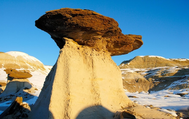 Foto hoodoos op een met sneeuw bedekt veld