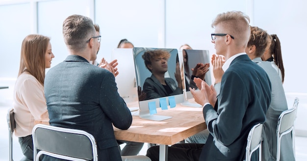 Hoofd en de werkgroep werken aan een nieuw project