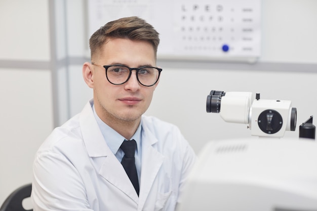 Hoofd en schouders portret van mannelijke optometrist glimlachen