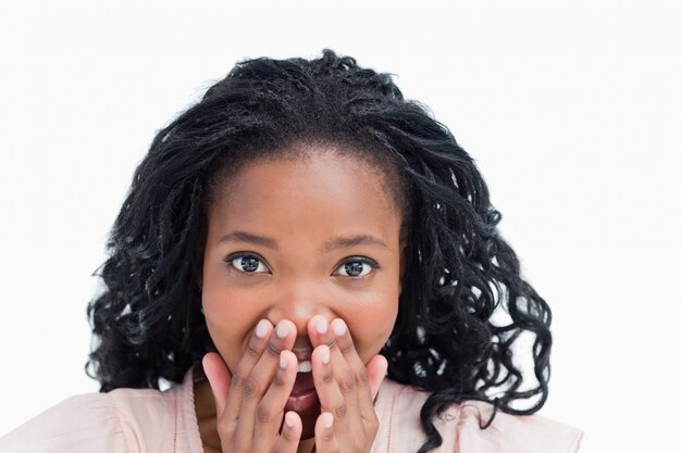 hoofd geschoten van een verbaasde jonge vrouw