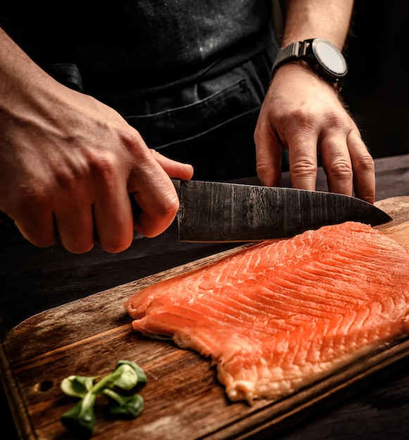 Hoofd koken zalm voor het diner snijden rode vis