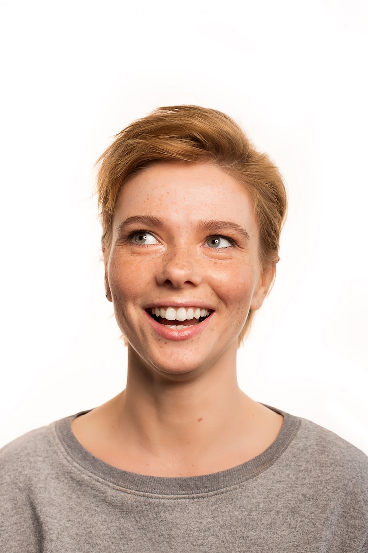 Foto hoofd portret van jonge mooie verrast vrouw