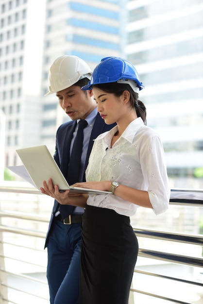 Hoofd van de ingenieur om het project te controlerenPortret van professionele ingenieurPortret van Aziatische mannelijke aannemersingenieur