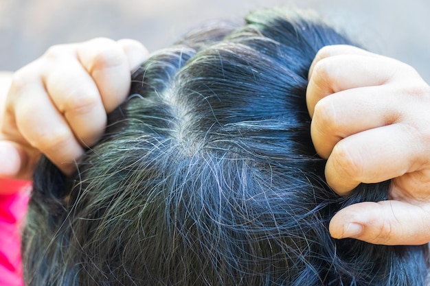 Foto hoofd van een oudere vrouw met grijs haar dat groeide na het verven