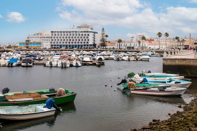 Hoofdaanzicht van de jachthaven van Faro stad met de vissersboten en het Hotel, gelegen in Portugal.