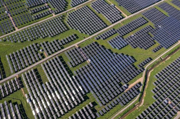 Hoofdbeeld luchtbeeld van zonnepanelen fotovoltaïsche alternatieve elektriciteitsbron