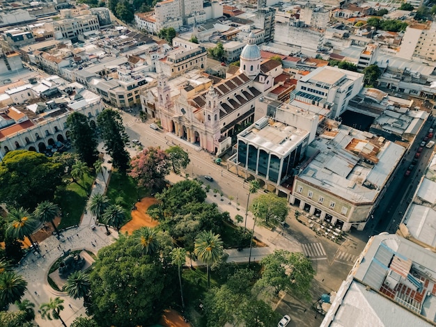 Hoofdbeeld van de straten en huizen met tegeldaken van de stad Salta Argentinië