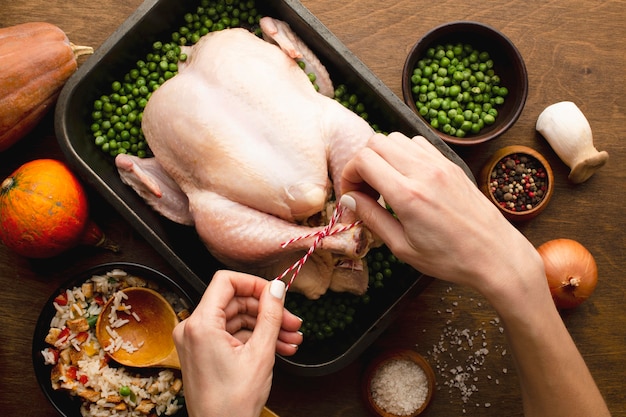 Hoofdbeeld van een kalkoen die zich voorbereidt op Thanksgiving