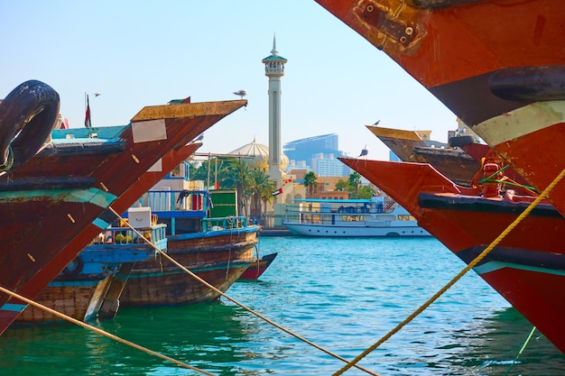 Hoofden van Arabische schepen dhow in Deira in Dubai, Verenigde Arabische Emiraten (VAE)