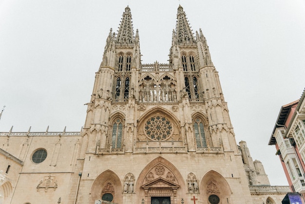 Hoofdgevel van de gotische kathedraal van Burgos op een zonnige dag. Burgos, Castilla y Leon, Spanje - nov 2021. Foto van hoge kwaliteit