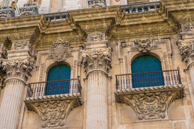 Hoofdgevel van de kathedraal van Jaen in Andalusië, Spanje