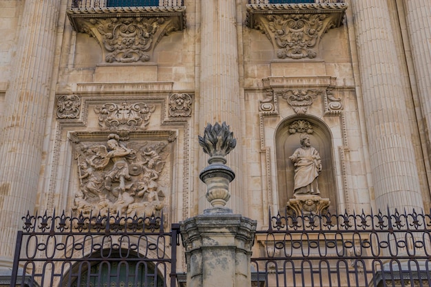 Hoofdgevel van de kathedraal van Jaen in Andalusië, Spanje