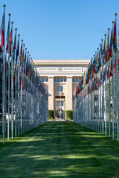 Hoofdgevel van het hoofdkwartier van de Verenigde Naties in Genève, Zwitserland.