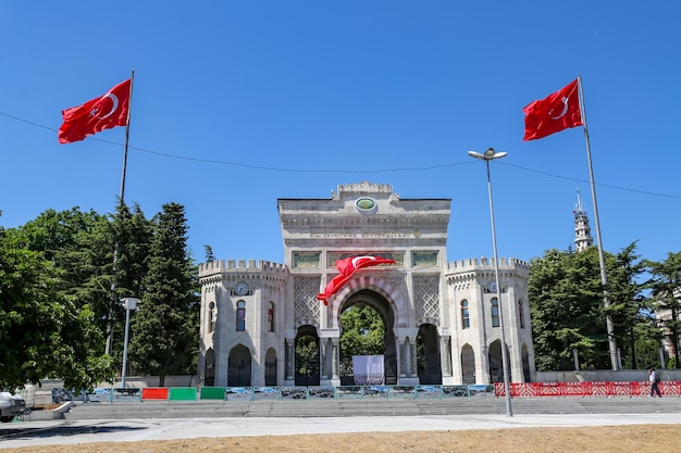 Hoofdingang van de Universiteit van Istanbul op het Beyazit-plein, Istanbul, Turkije